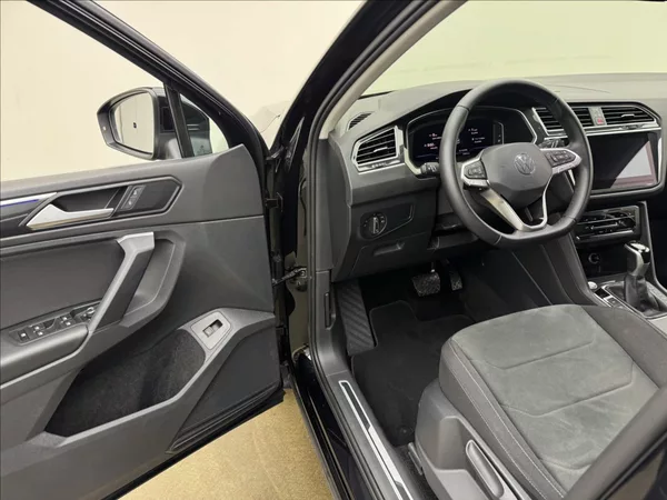 Volkswagen Tiguan 2,0 DSG DPH ACC NZTOP VC TAŽNÉ - foto 34