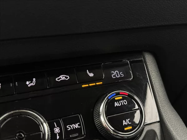 Škoda Karoq 1,6 DSG ACC STYLE+ NAVI KAMERA - foto 24