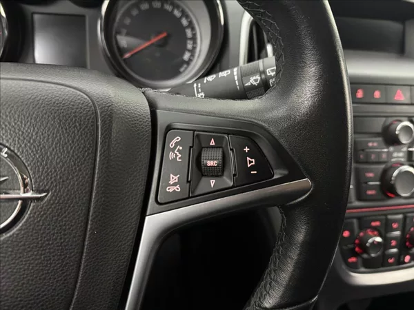 Opel Astra 1,4 103kW 2X KOLA AC 1.MAJ ČR - foto 12