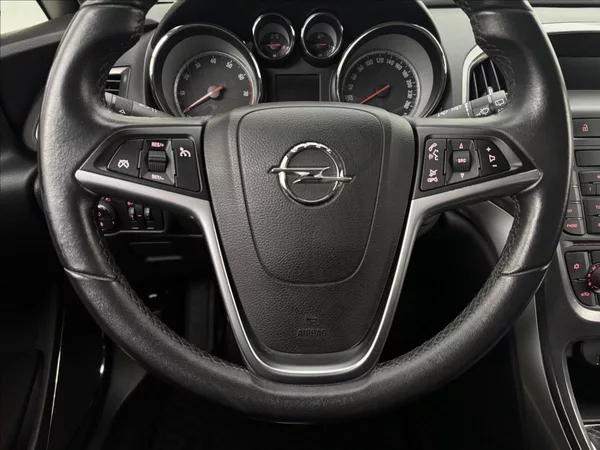 Opel Astra 1,4 103kW 2X KOLA AC 1.MAJ ČR - foto 9