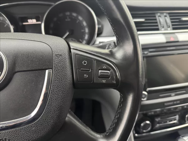 Škoda Superb 2,0 TDi DSG ALU COLUMBUS TAŽNÉ - foto 11