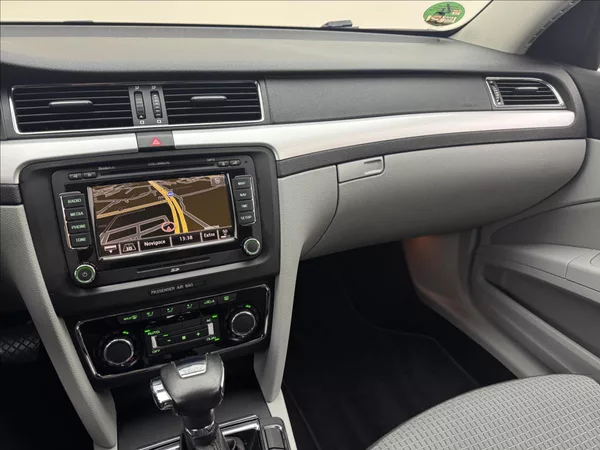 Škoda Superb 2,0 TDi DSG ALU COLUMBUS TAŽNÉ - foto 13
