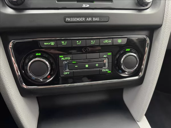 Škoda Superb 2,0 TDi DSG ALU COLUMBUS TAŽNÉ - foto 17