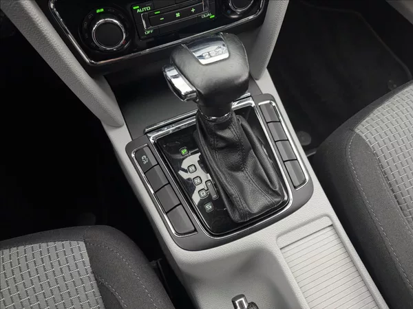 Škoda Superb 2,0 TDi DSG ALU COLUMBUS TAŽNÉ - foto 18