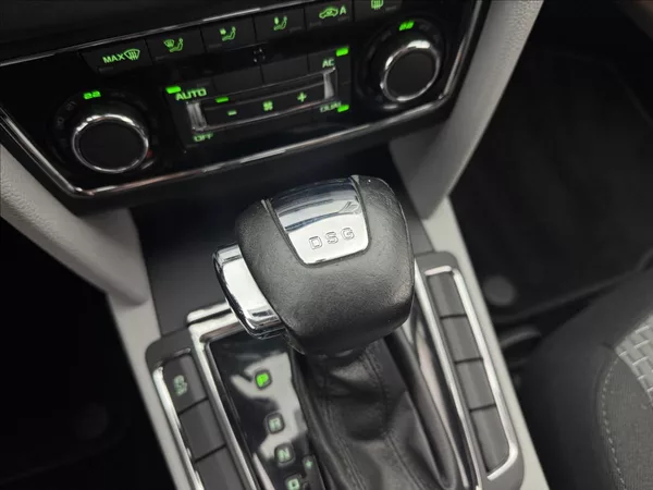 Škoda Superb 2,0 TDi DSG ALU COLUMBUS TAŽNÉ - foto 19