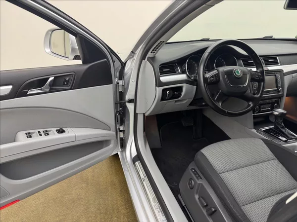 Škoda Superb 2,0 TDi DSG ALU COLUMBUS TAŽNÉ - foto 20