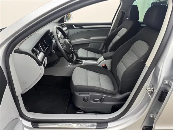 Škoda Superb 2,0 TDi DSG ALU COLUMBUS TAŽNÉ - foto 24