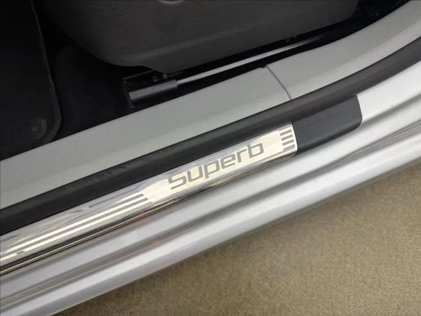 Škoda Superb 2,0 TDi DSG ALU COLUMBUS TAŽNÉ - foto 26