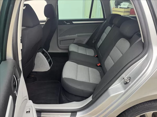 Škoda Superb 2,0 TDi DSG ALU COLUMBUS TAŽNÉ - foto 28