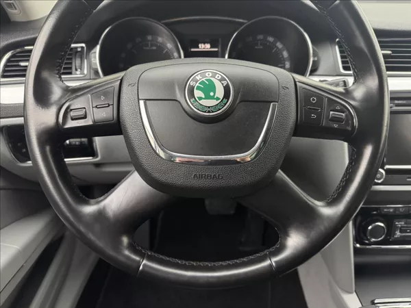 Škoda Superb 2,0 TDi DSG ALU COLUMBUS TAŽNÉ - foto 9