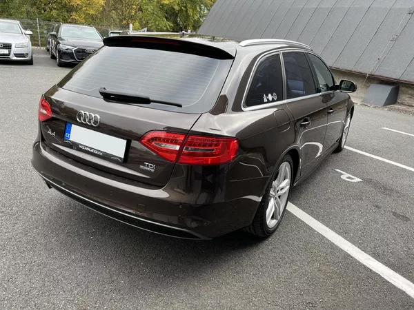 Audi A4 2.0 TDi 110 kW QUATTRO S-LINE - foto 4