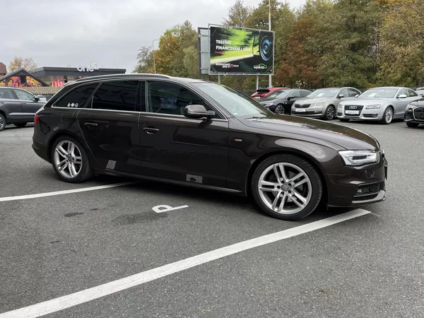 Audi A4 2.0 TDi 110 kW QUATTRO S-LINE - foto 5