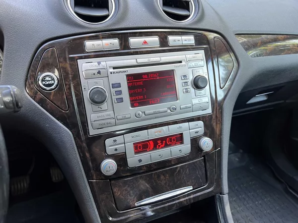 Ford Mondeo 2.0 TDCi 96 kW PRAV. SERVIS - foto 12