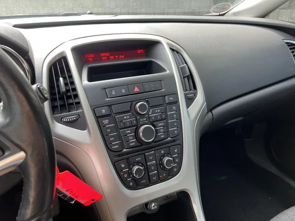 Opel Astra 1.4T 103 kW 1.MAJ SERVISKA - foto 12