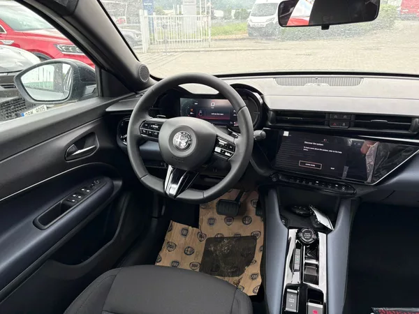 Alfa Romeo Junior 1.2 Turbo Hybrid 145k eDCT6 - foto 12