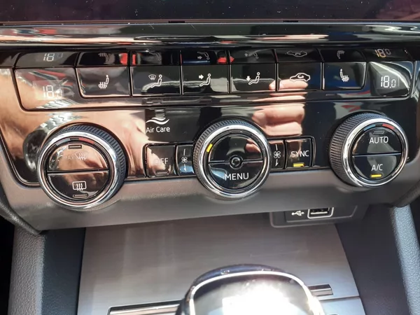 Škoda Octavia KOMBI 1.5 TSi DSG - foto 17