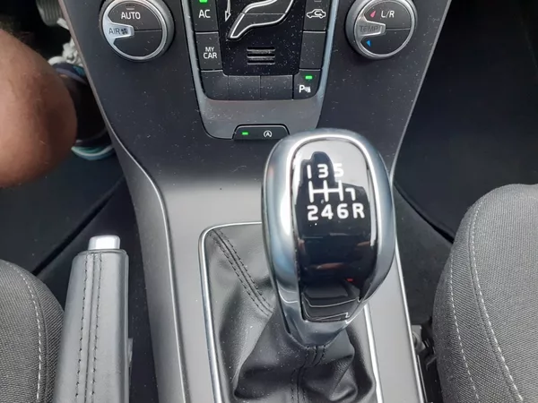 Volvo V40 2.0 D CROSS COUNTRY - foto 17