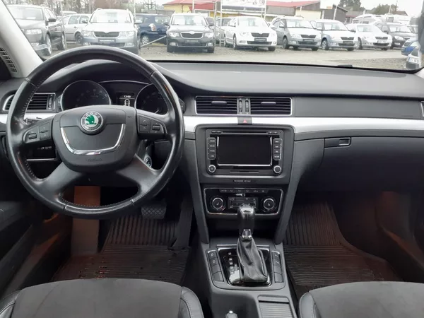 Škoda Superb 2.0 TDi DSG - foto 7