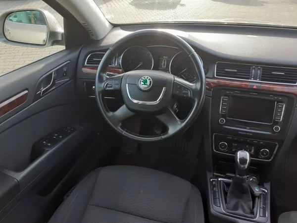 Škoda Superb 2.0 TDi Elegance - foto 8
