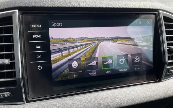 Škoda Karoq 2,0 TDi,110kW,STYLE.,4x4,DSG - foto 23