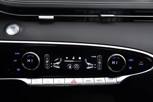 Genesis GV70 2.5T AWD AT8 LUXURY LINE - foto 36