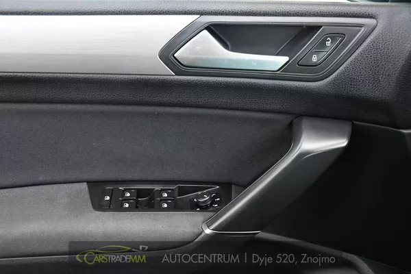 Volkswagen Touran 2.0TDi DSG TAŽNÉ 2xKOLA - foto 28