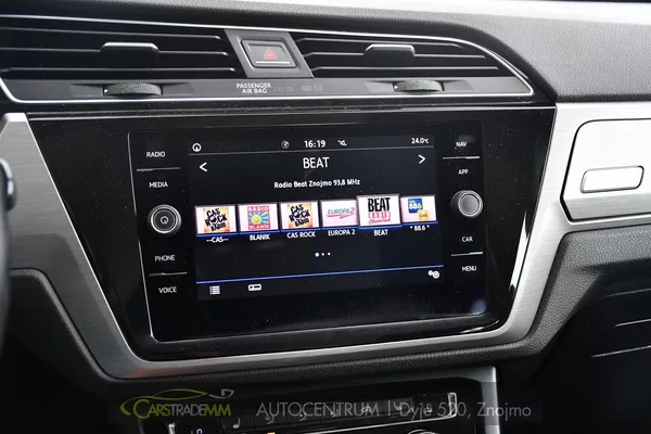Volkswagen Touran 2.0TDi DSG TAŽNÉ 2xKOLA - foto 33