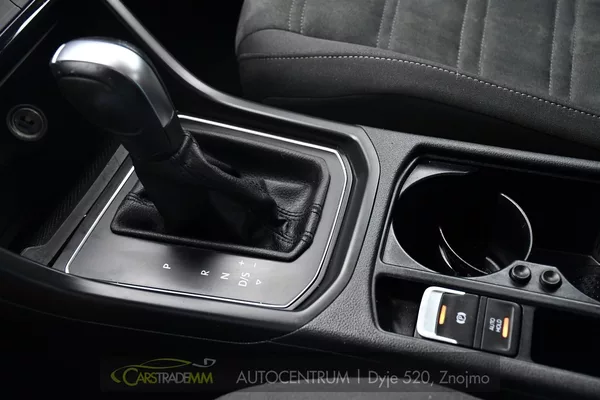 Volkswagen Touran 2.0TDi DSG TAŽNÉ 2xKOLA - foto 36