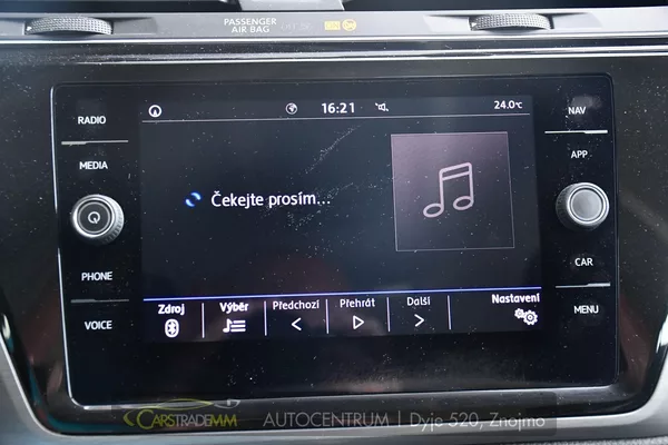 Volkswagen Touran 2.0TDi DSG TAŽNÉ 2xKOLA - foto 38
