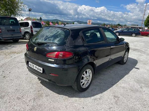 Alfa Romeo 147 1,6 16 V - foto 11
