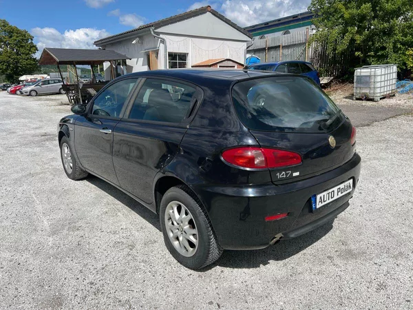 Alfa Romeo 147 1,6 16 V - foto 13