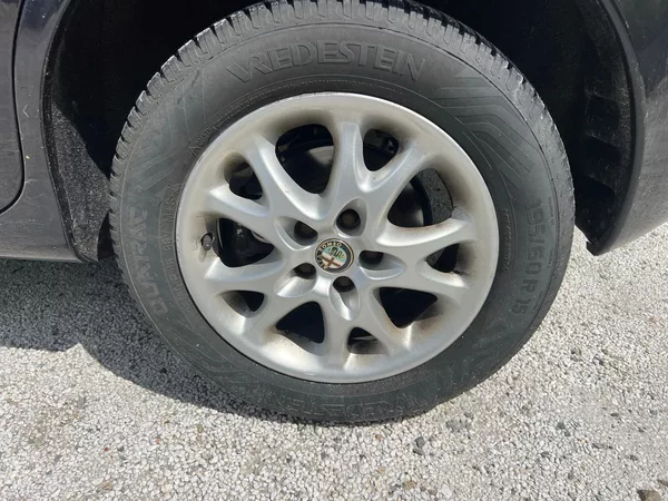 Alfa Romeo 147 1,6 16 V - foto 15