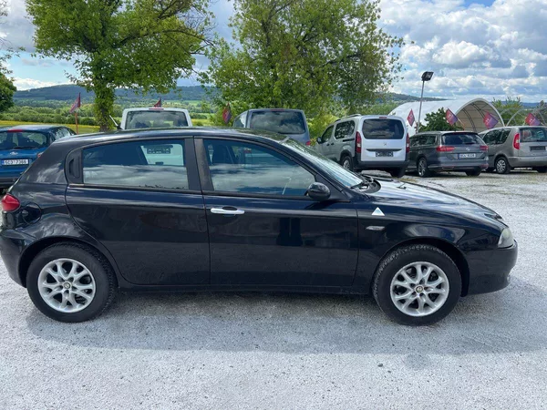 Alfa Romeo 147 1,6 16 V - foto 3