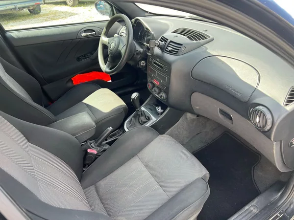 Alfa Romeo 147 1,6 16 V - foto 9