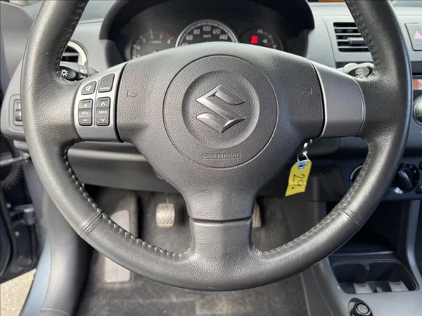Suzuki Swift 1,3 4X4+KRASNÝ STAV - foto 31