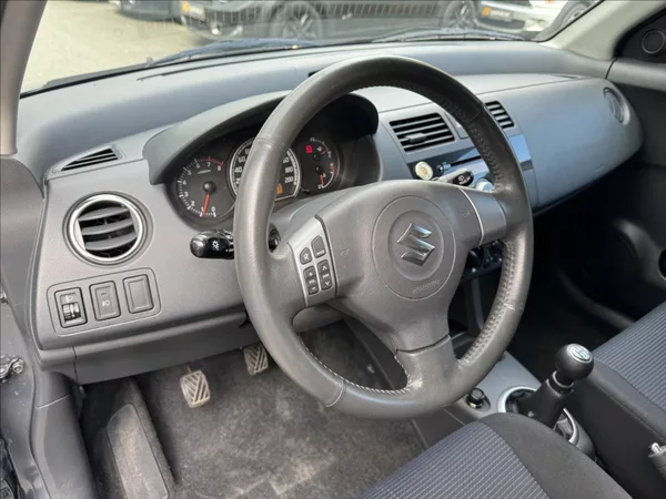 Suzuki Swift 1,3 4X4+KRASNÝ STAV - foto 35