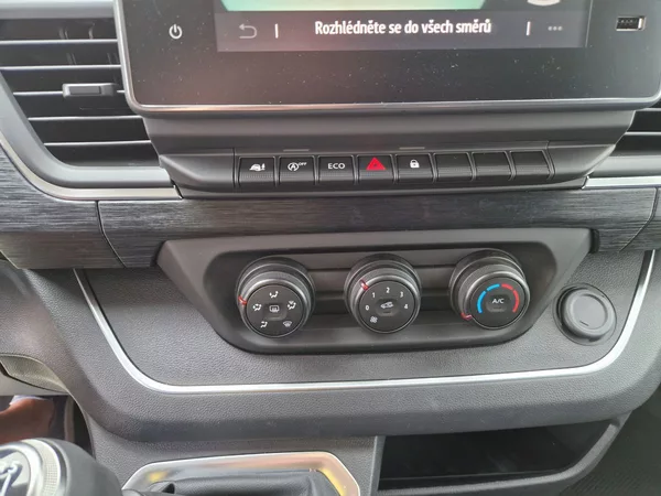 Renault Trafic 2.0dCi do 2,49t, Spaní, Topení - foto 16