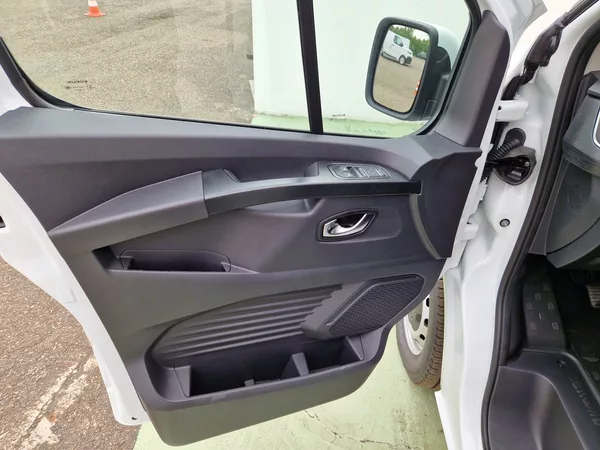 Renault Trafic 2.0dCi do 2,49t, Spaní, Topení - foto 20