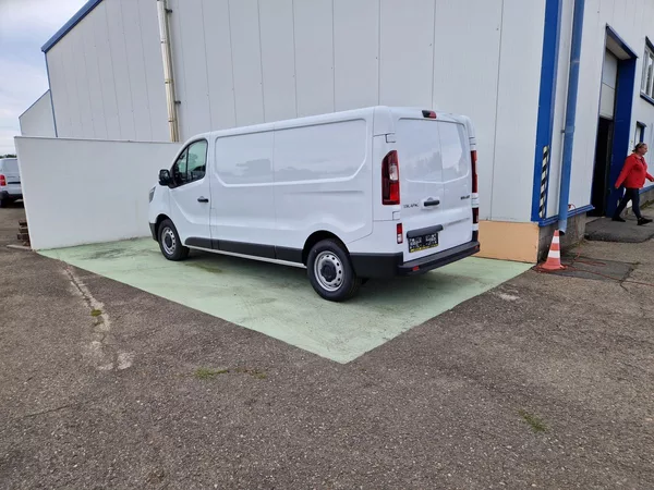 Renault Trafic 2.0dCi do 2,49t, Spaní, Topení - foto 4