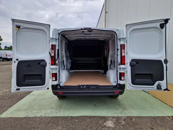 Renault Trafic 2.0dCi do 2,49t, Spaní, Topení - foto 5