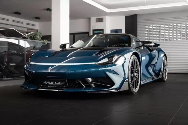 Automobil