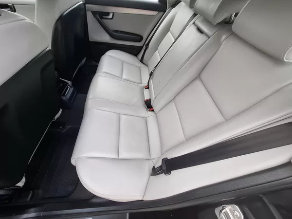Audi A4 2,0 TDI - foto 8