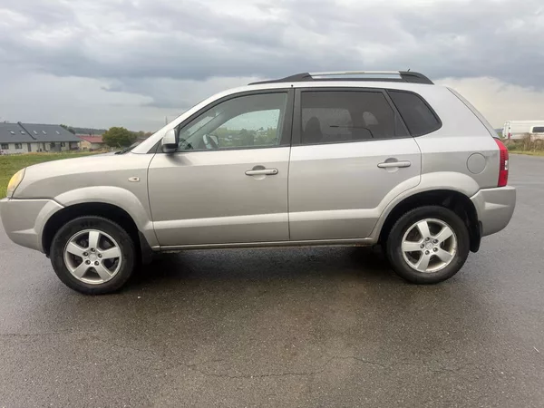 Hyundai Tucson 2,0 TDI 4X4 STK 2027 KLIMATIZ - foto 2