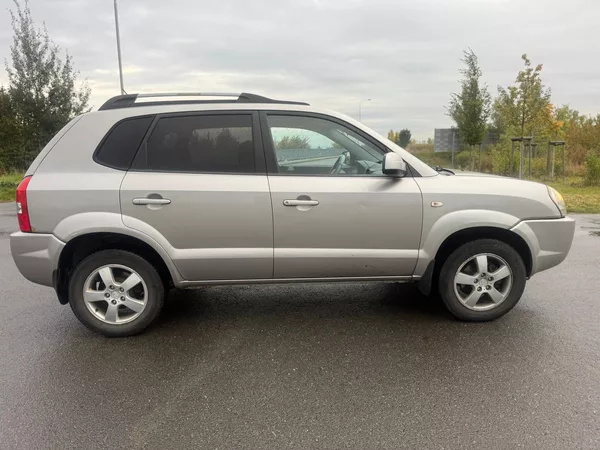 Hyundai Tucson 2,0 TDI 4X4 STK 2027 KLIMATIZ - foto 6