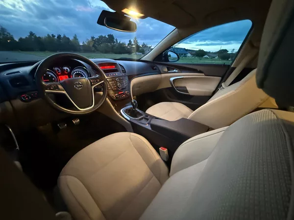 Opel Insignia 2,0 118 kW KOMBI - foto 10