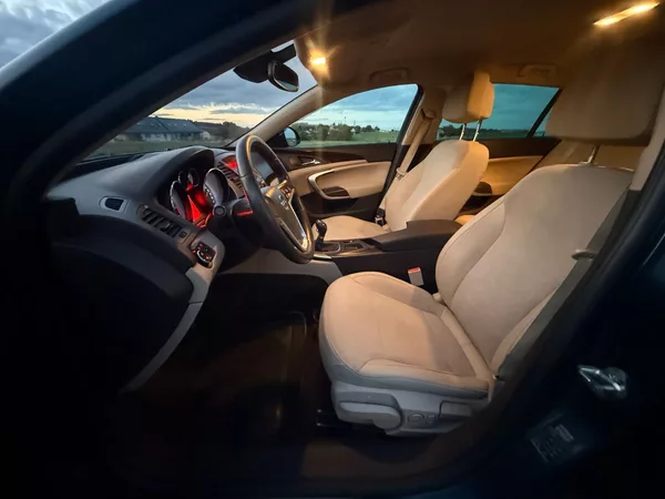 Opel Insignia 2,0 118 kW KOMBI - foto 9