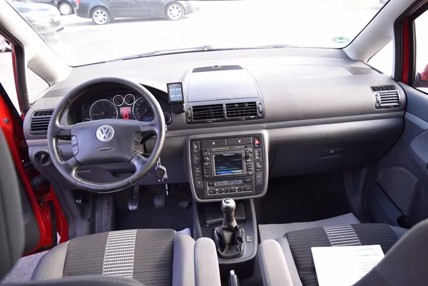 Volkswagen Sharan 1.9TDI 85kw 4x4 6MÍST TAŽNÉ - foto 18