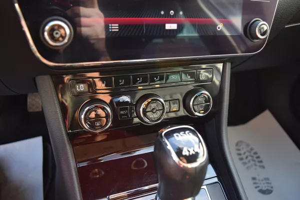 Škoda Superb 2.0TDI 110kw 4x4 L&K DSG TAŽNÉ - foto 25