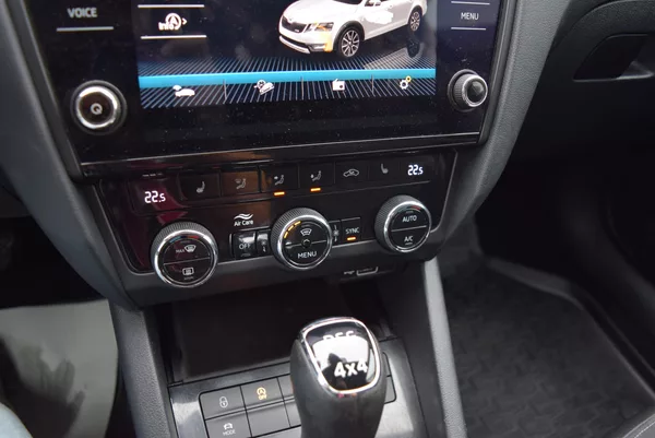 Škoda Octavia 2.0TDI 135kw SCOUT DSG 4x4 TAŽ - foto 25