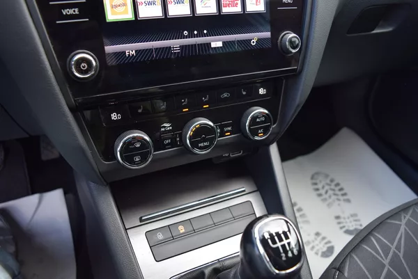 Škoda Octavia 1.5TSI 110kw CLEVER TAŽN NAVI - foto 24